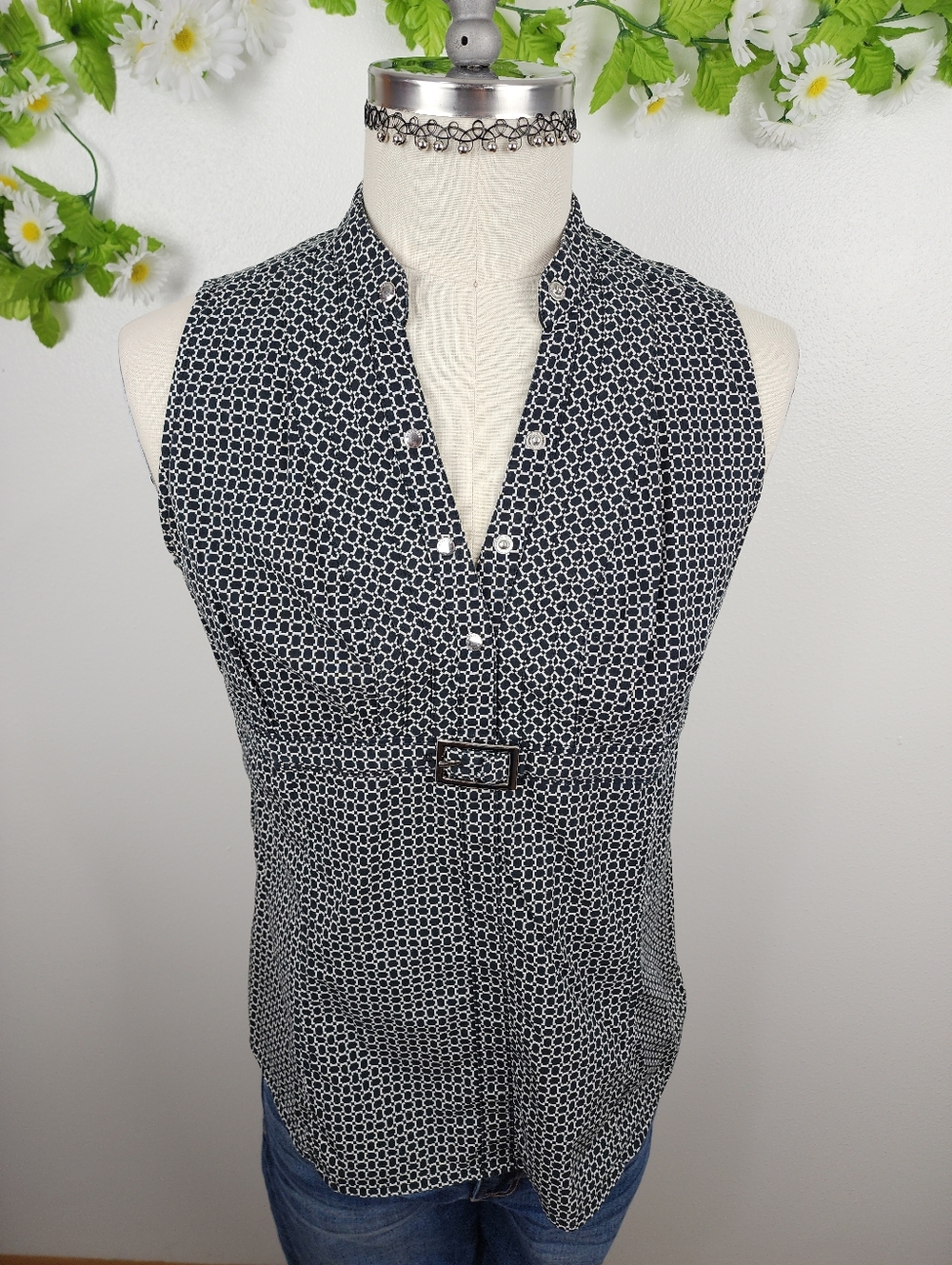 Express Design Sleeveless Black & White Geometric Belted V-Neck Top Sz Large